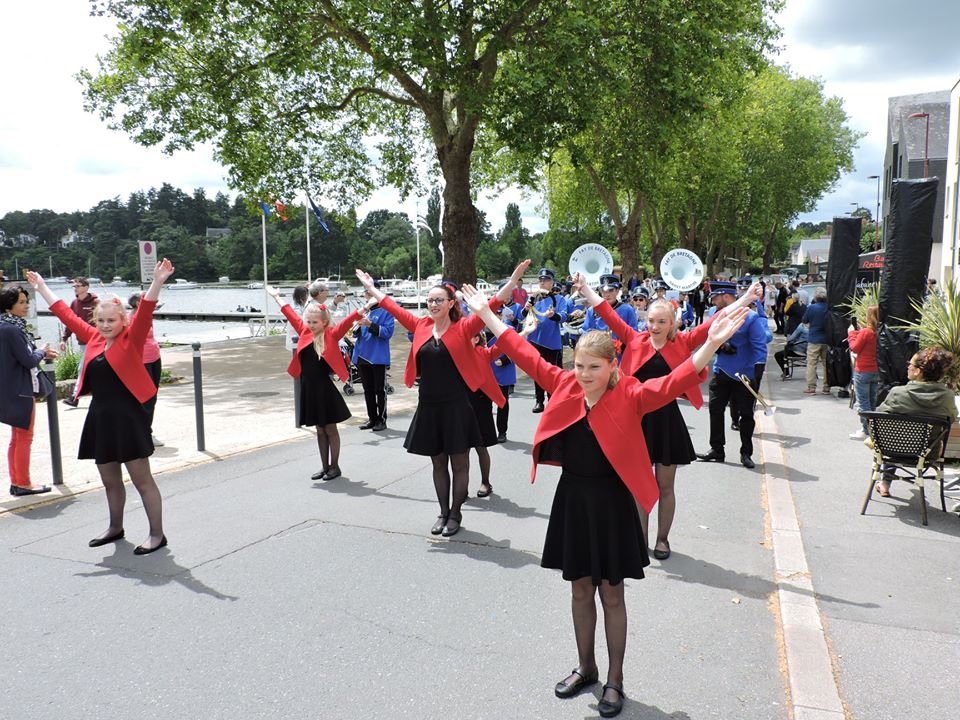 Fanfare dynamique avec danseuses